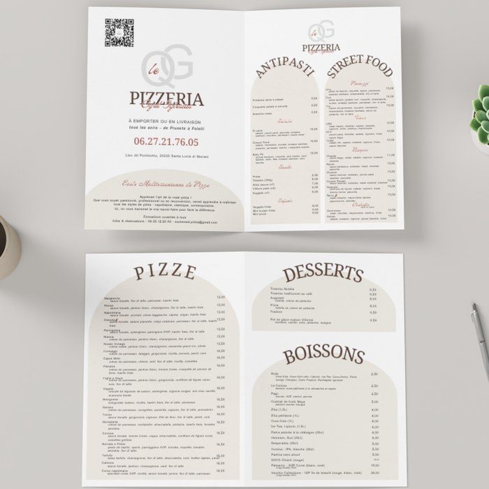 Menu imprimé de la pizzeria Le QG, ouvert sur une table