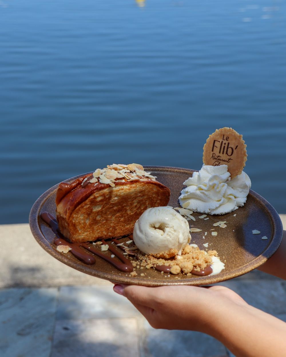 Dessert brioché, glace vanille et chantilly devant la mer