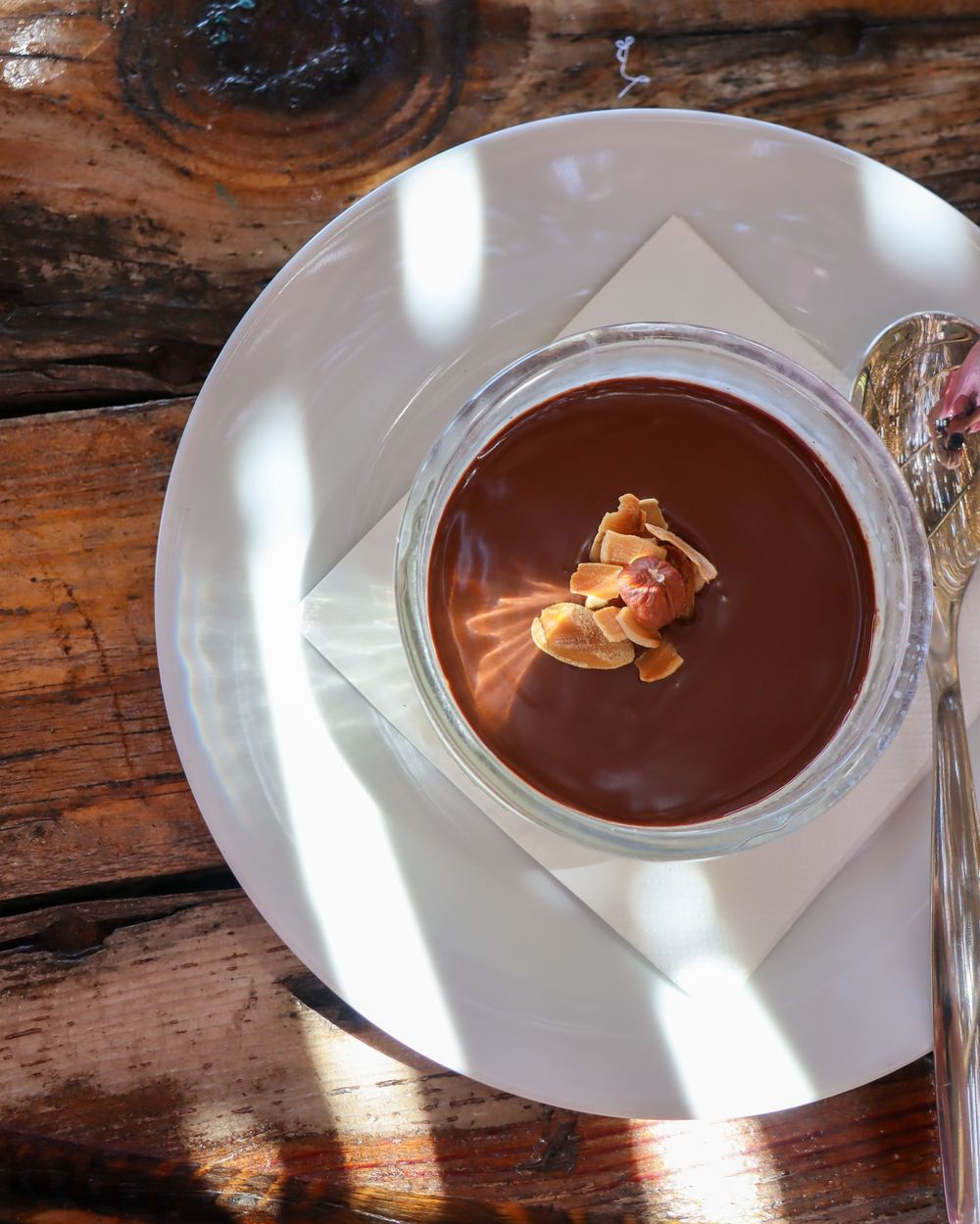Mousse au chocolat et amandes grillées vue du dessus