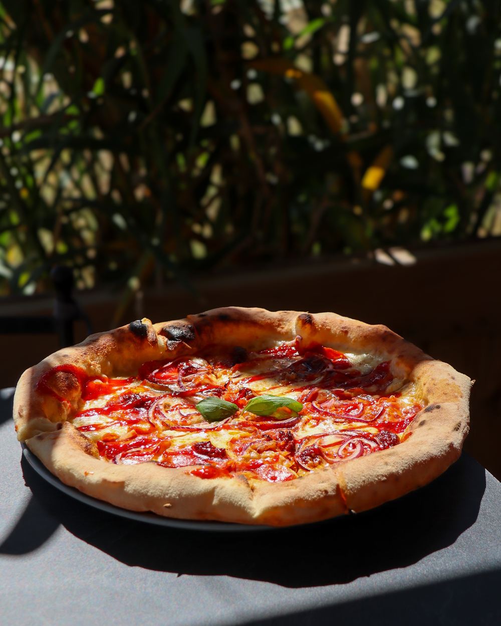 Pizza au feu de bois au soleil