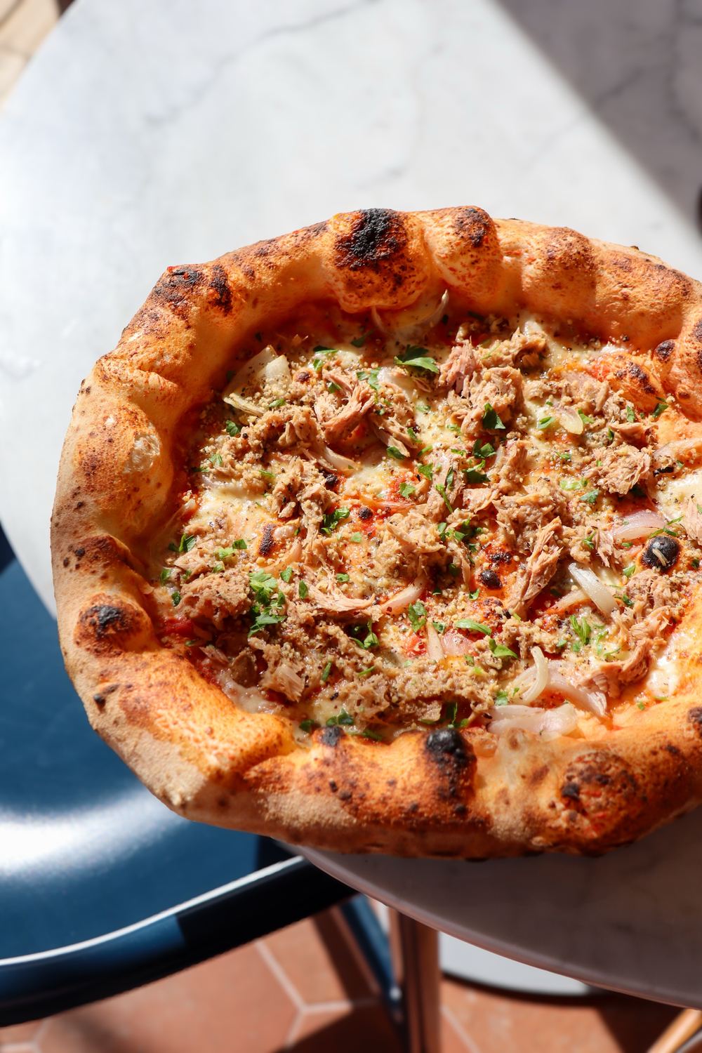 Pizza au thon vue de près