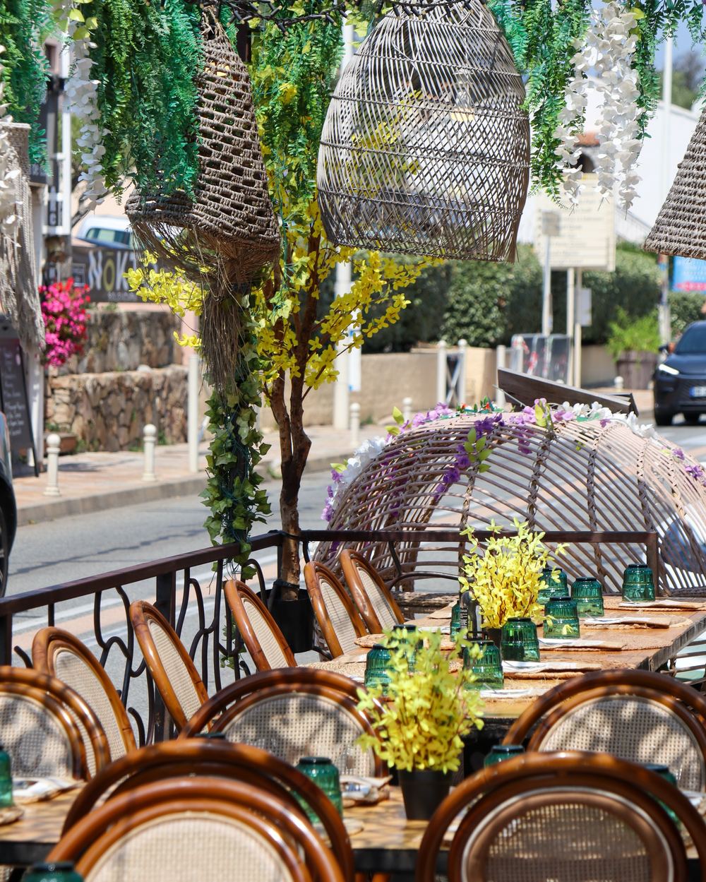Terrasse fleurie aux suspensions en osier