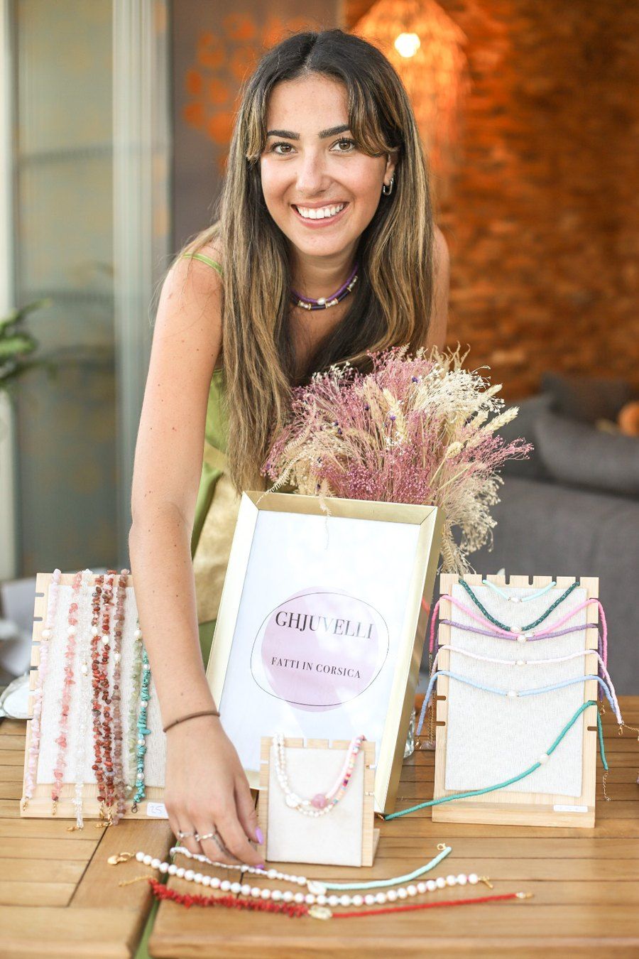Livia derrière son stand de bijoux Ghjuvelli, fatti in Corsica